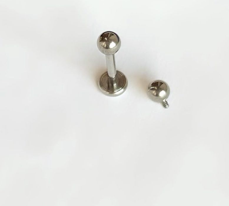 Титановые накрутки на лабрет и кликеры для пирсинга с цирконий!