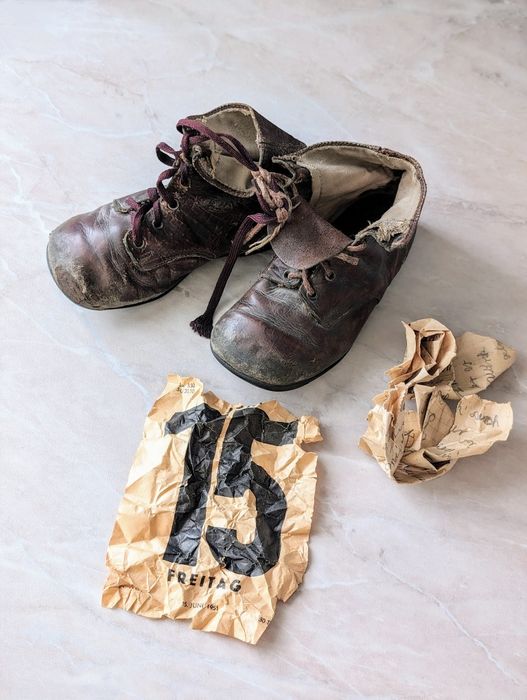 Przedwojenne buciki dziecięce z historią antyk