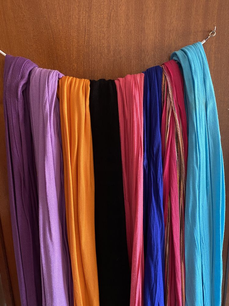 Várias echarpes coloridas