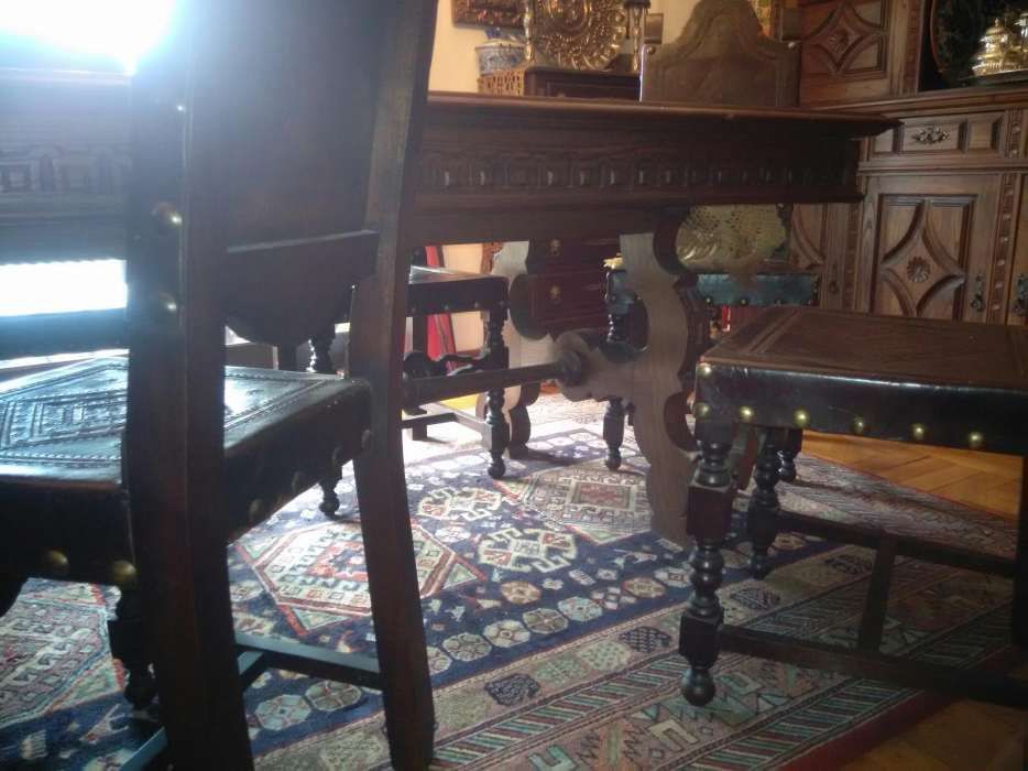 Mesa de madeira e cadeiras de sec.