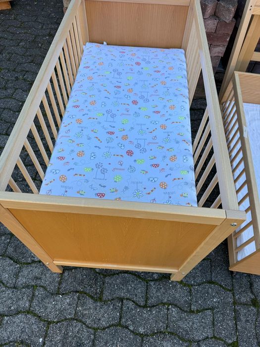 Łóżka drewniane z materacem