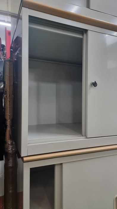 Armário metálico cor cinza