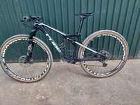 Bicicleta Cube ams 100 c:68 +Rolos de treino indoor horizontais Deuter