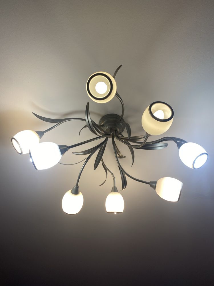 Lampa sufitowa biało-srebrna, klosze w ksztalcie tulipanów