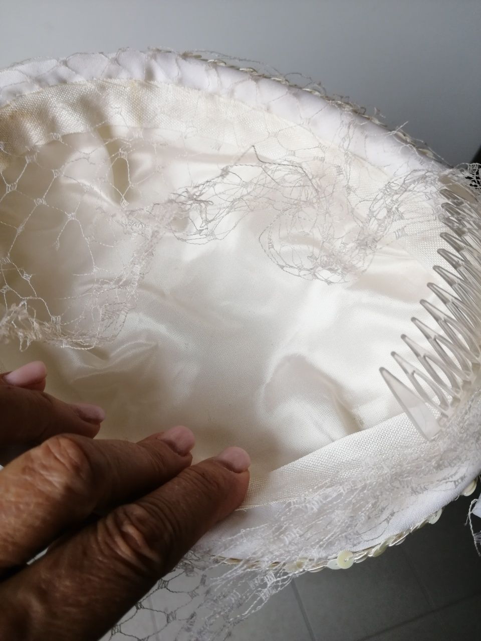 Chapéu de noiva com gancho, lantejoulas e rede
