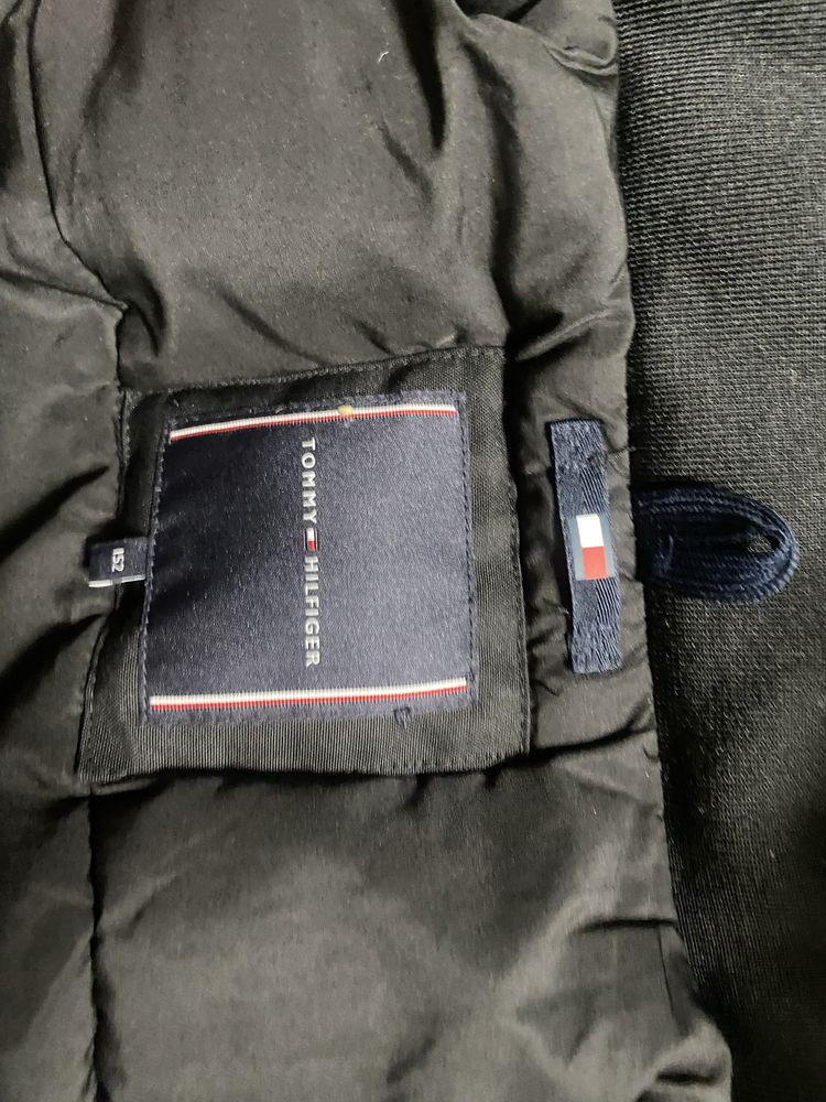 Продам куртку Tommy Hilfiger б/у в гарному стані розмір 152см