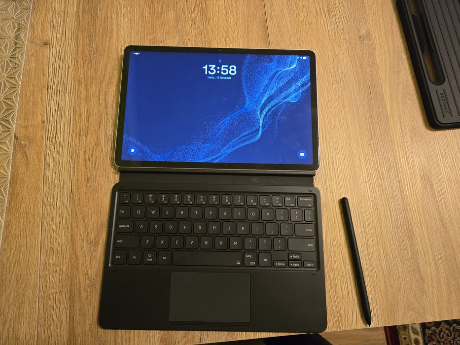 Tablet Galaxy Tab S8 + klawiatura w idealnym stanie
