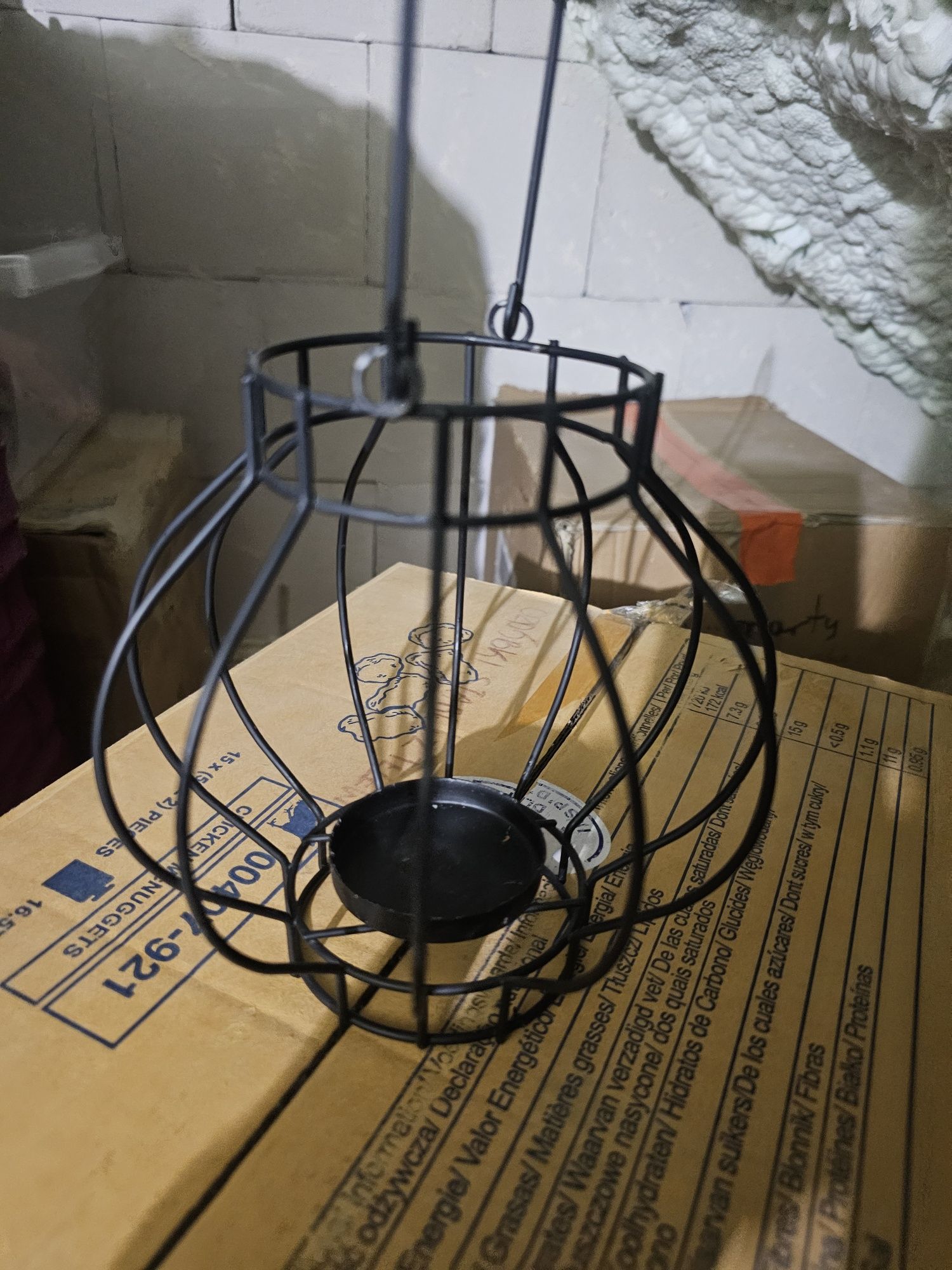Czarny świecznik metalowy styl loft