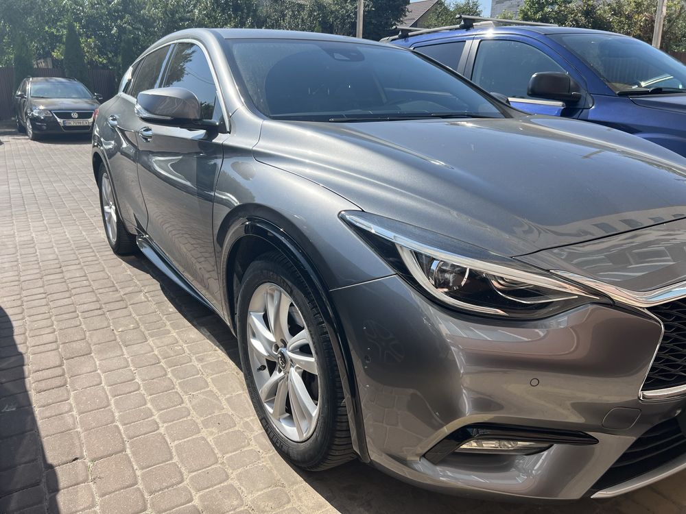 Продам своє відмінне авто - Infiniti Q30 .