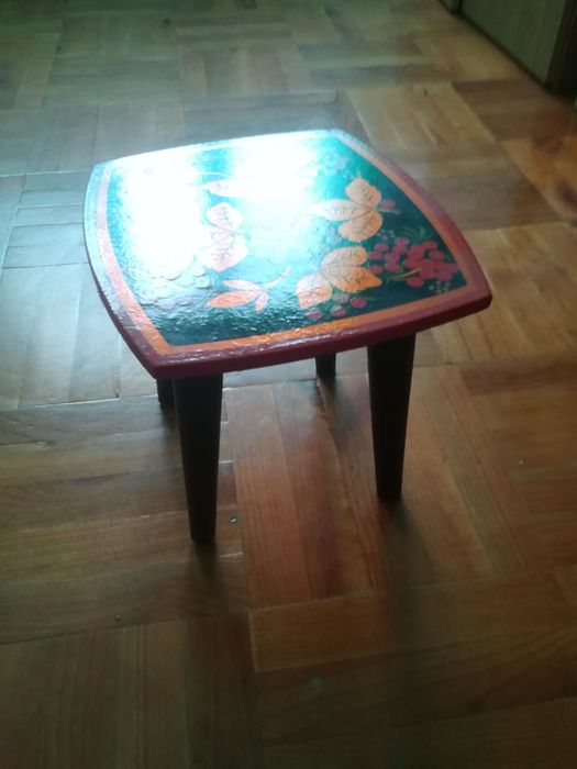 Ręcznie malowany stoleczek