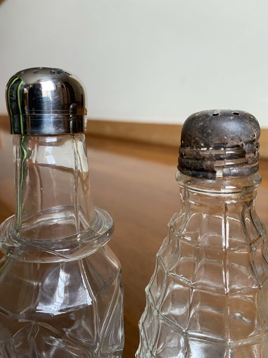 Dois frascos saleiro/pimenteiro de vidro, antigos, vintage