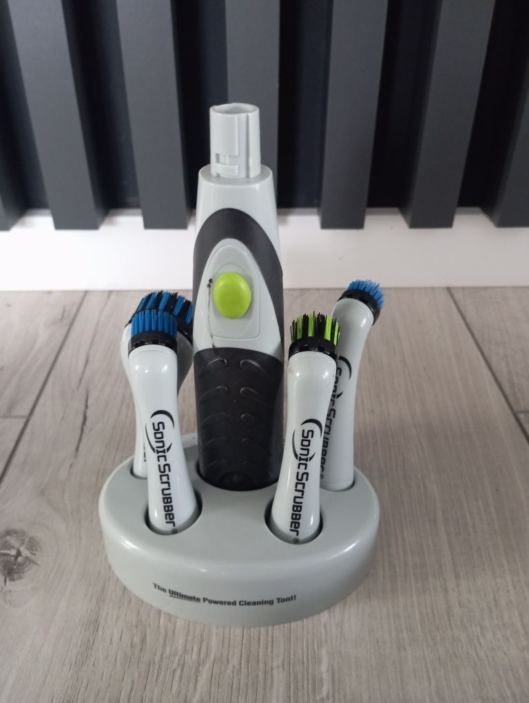 Szczotka elektryczna z końcówkami do czyszczenia