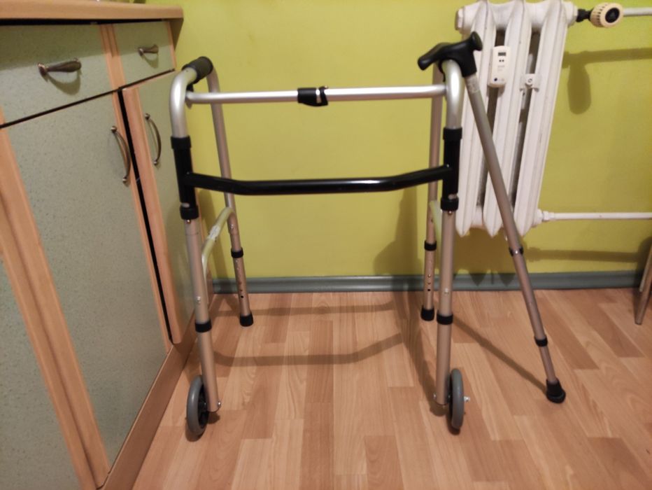 Balkonik chodzik aluminiowy składany dwukołowy i laska