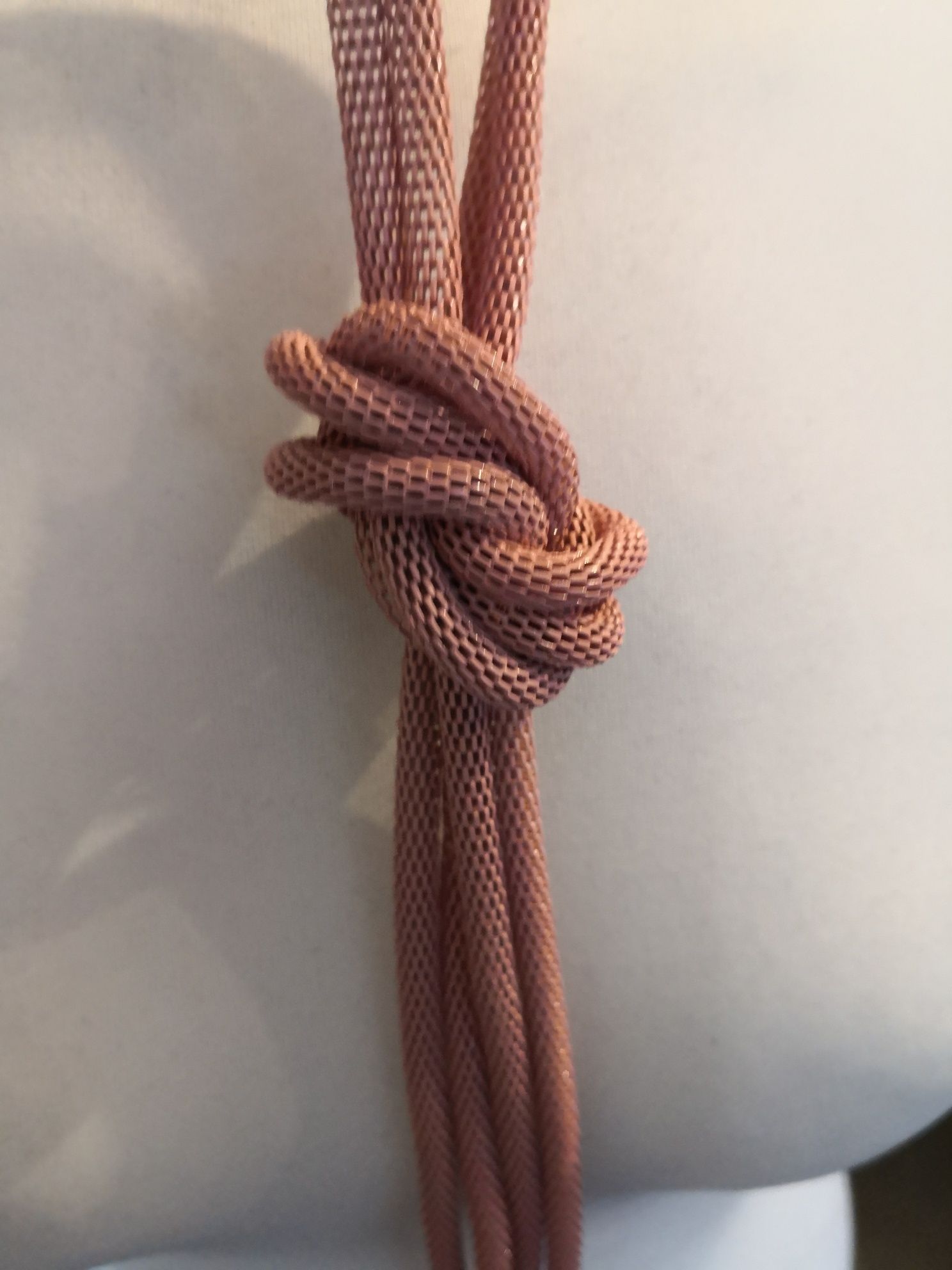 Łososiowy, długi naszyjnik z supłem, oryginalny, dł. 70 cm