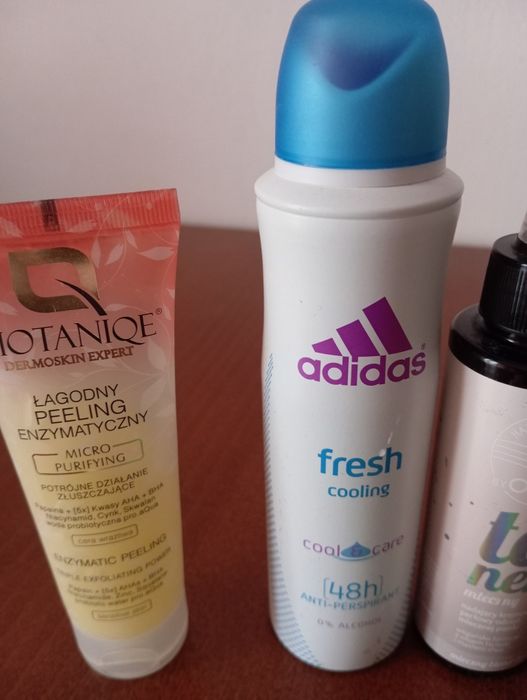 Zestaw kosmetyków 
Nowy toner onlyn bio kolor waniliowy 
Toner only bi