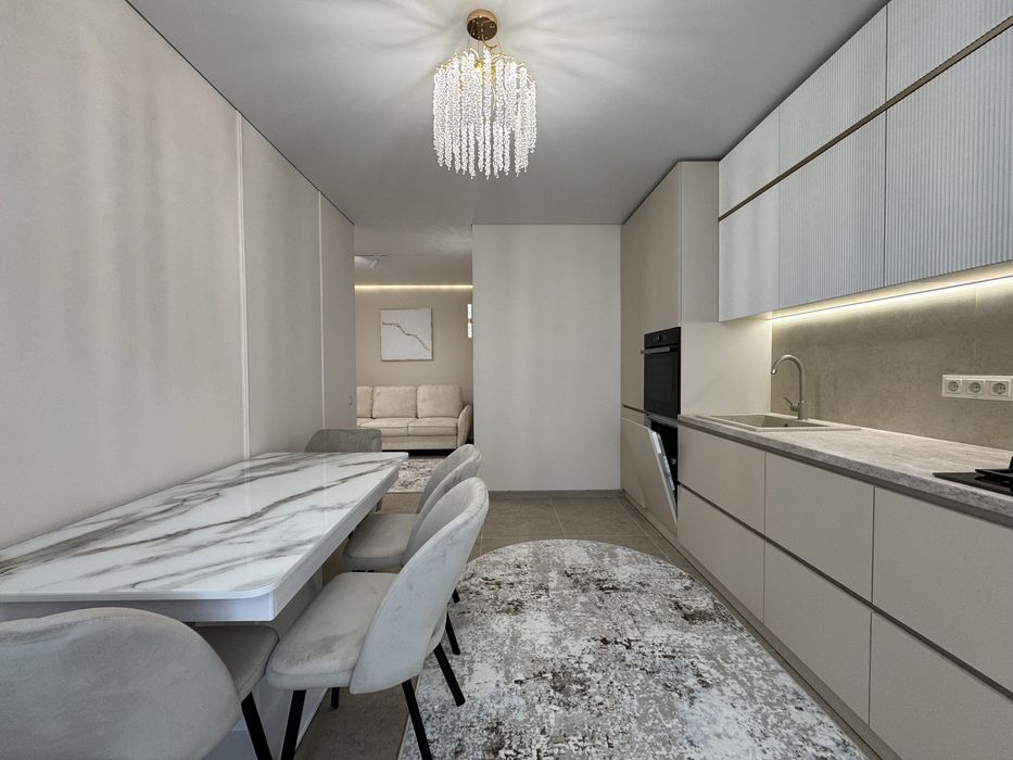 Центр міста, стильна 1.5 кімнатна з меблями та технікою – вид на гори!