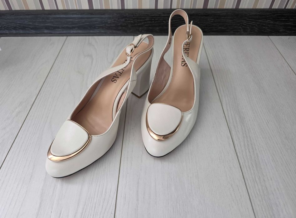 Бежеві босоніжки шкіряні з закритим носком на низькому каблуку