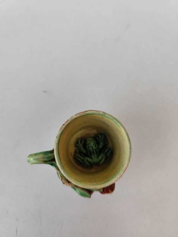 Chávena antiga com cerejas
