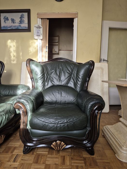 Skórzane ciemnozielone sofa i fotele oraz stół