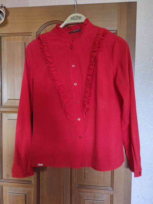 Две красивые блузки красная и бежевая