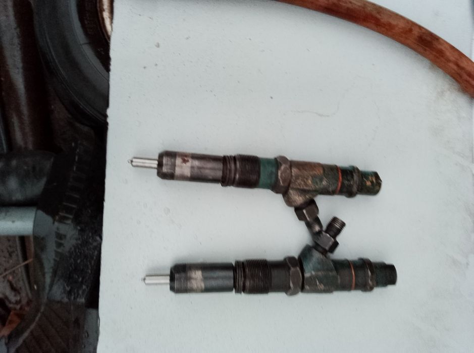 Продам форсунки двигун д 21 та лобове скло