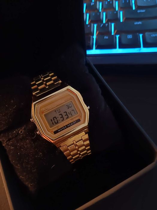 Zegarek w retro stylu LED