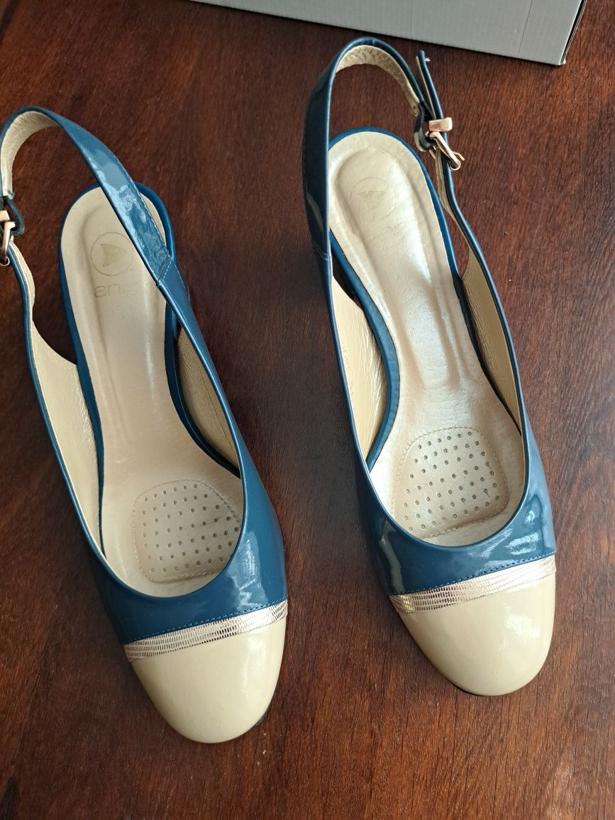 Buty z odkrytą piętą firmy Anis