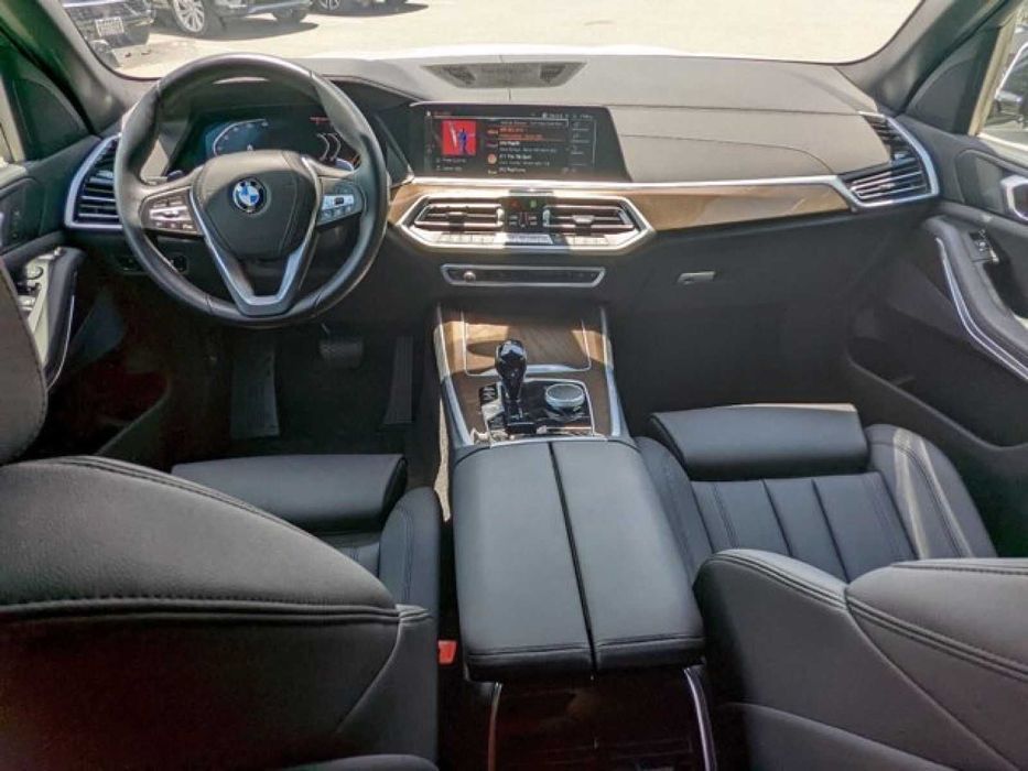 Розкішна BMW X5 2022