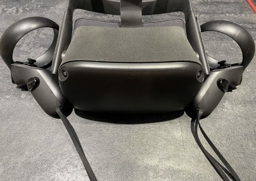 Oculus Quest 1 на 64GB.