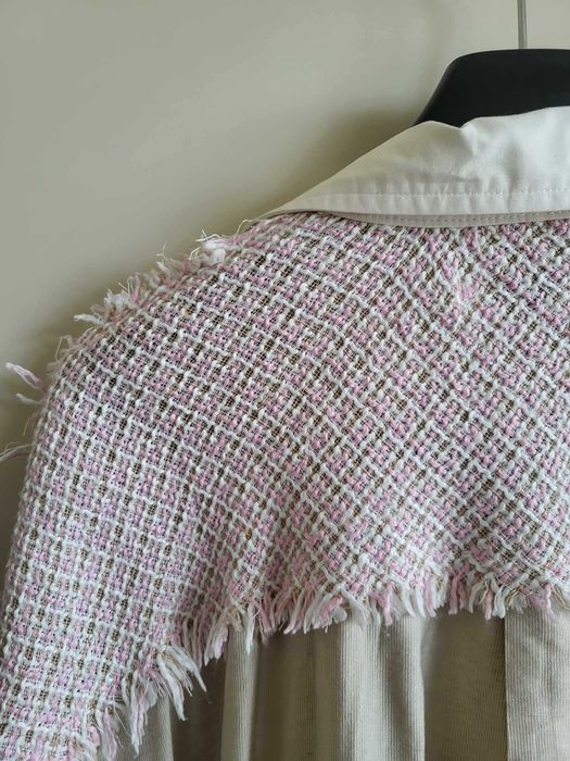 Camisa Bege com Chanel Cruzado Branco e Rosa