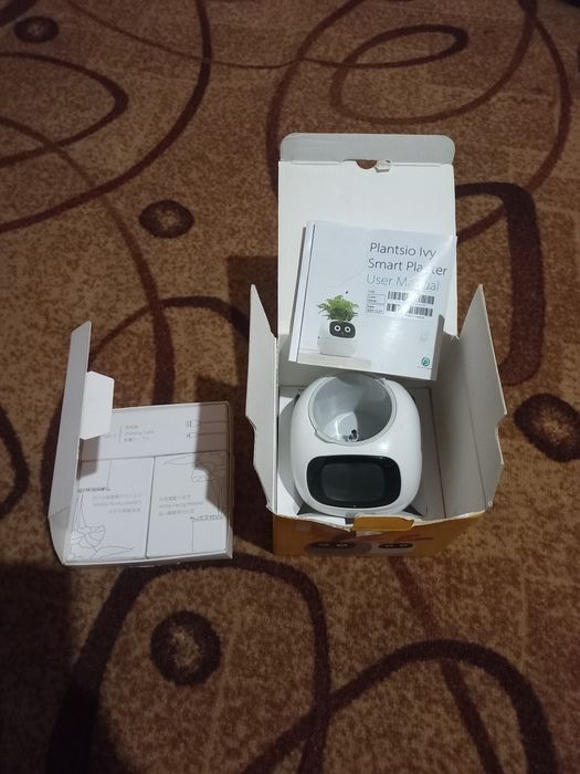 Интерактивный умный горшок для растений Ivy Smart Planter.