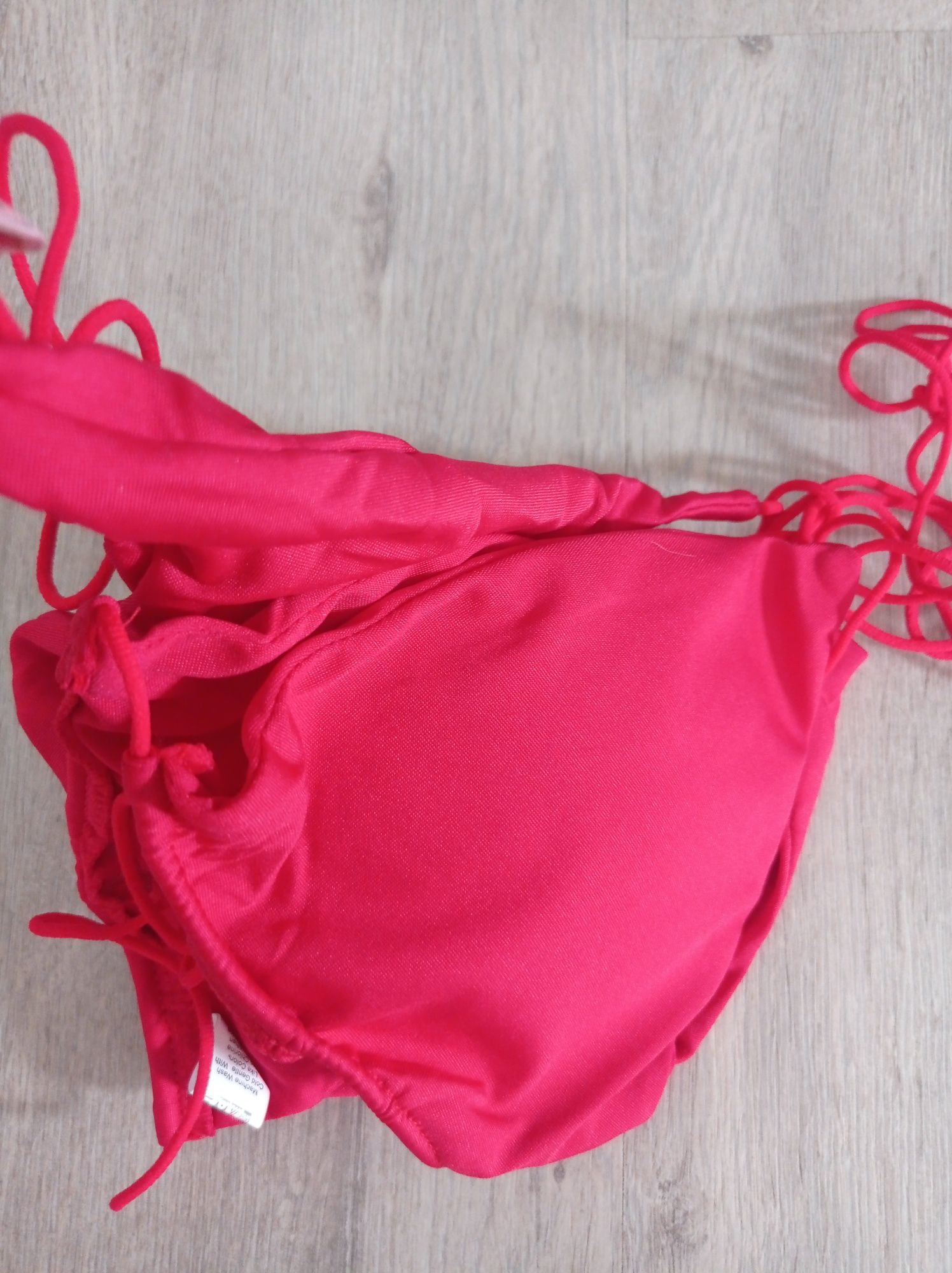 Nowe czerwone bikini