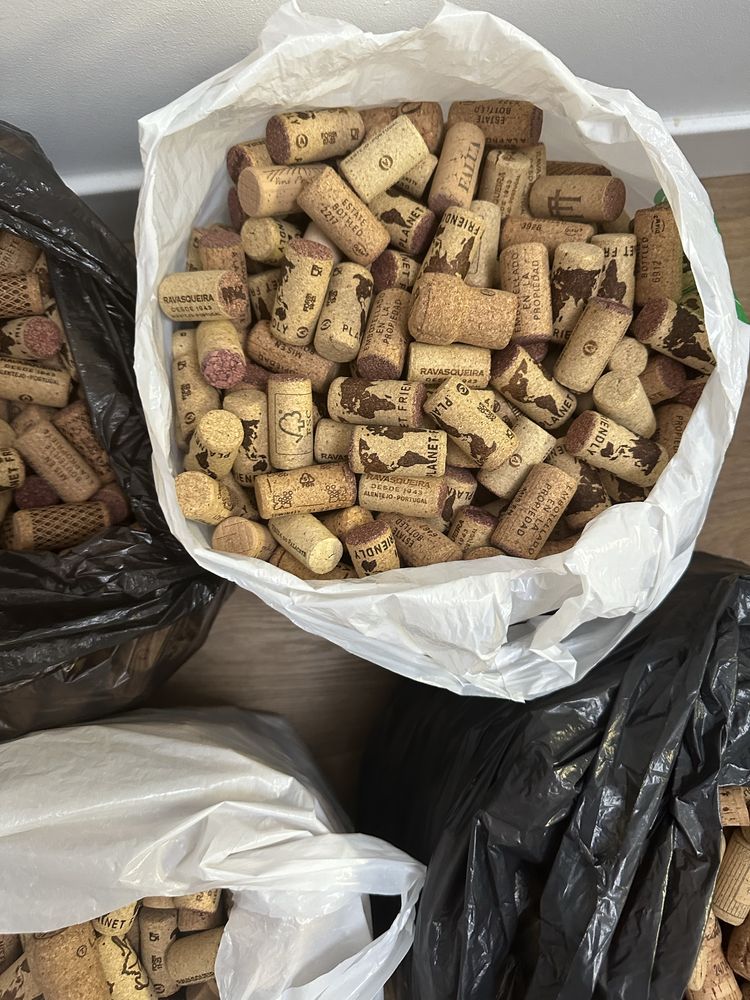 Korki po winie  2350 sztuk ( wino korek )