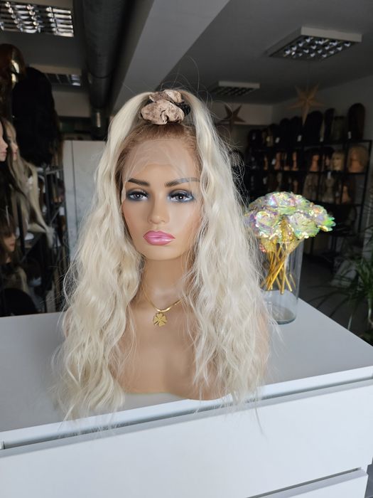 Peruka lace front fale jasny blond z odrostem Fibi naturalna fryzura