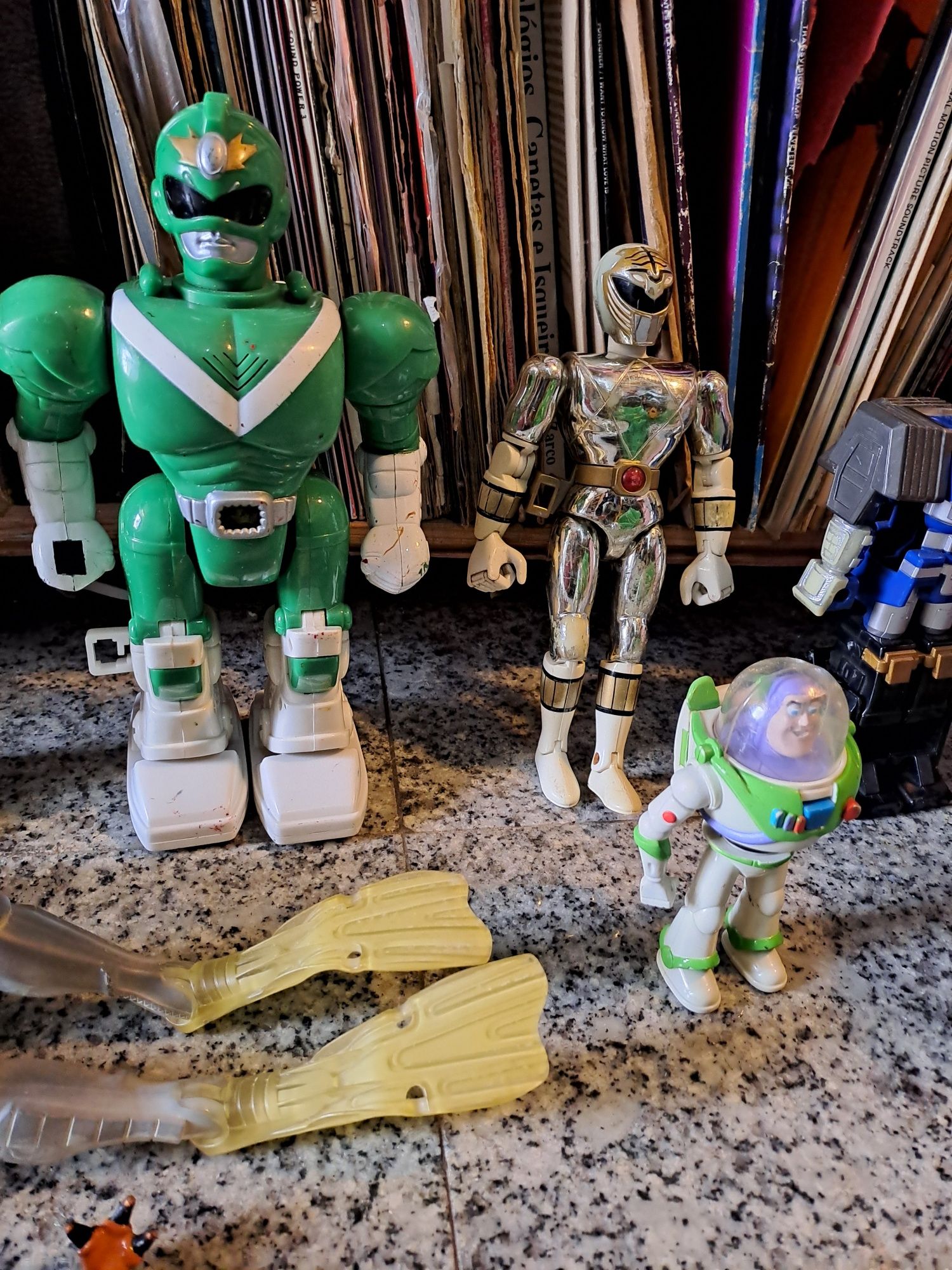 Robot e bonecos em plasticos