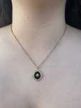 Colar / Fio com medalhão / medalha estilo vintage em preto e dourado