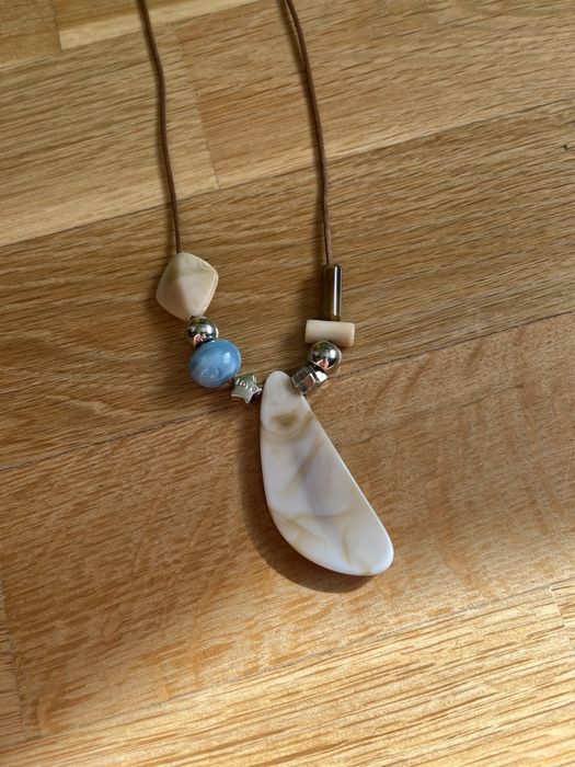 Wisior wisiorek plastikowy na sznurku długi