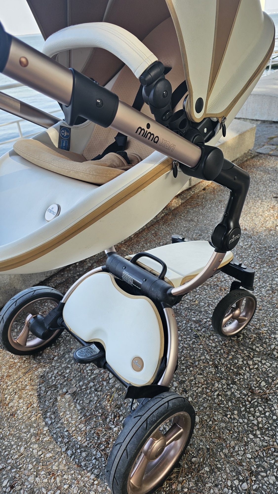 Carrinho de bebé marca MIMA