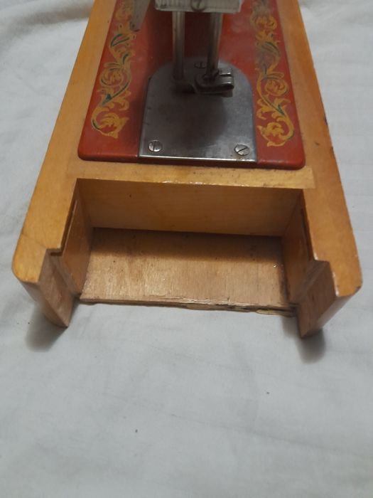 Продам срочно детскую швейную машинку СССР