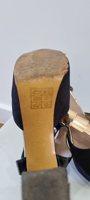 Sandálias Pretas e Douradas - Calçado Guimarães- Tam. 40