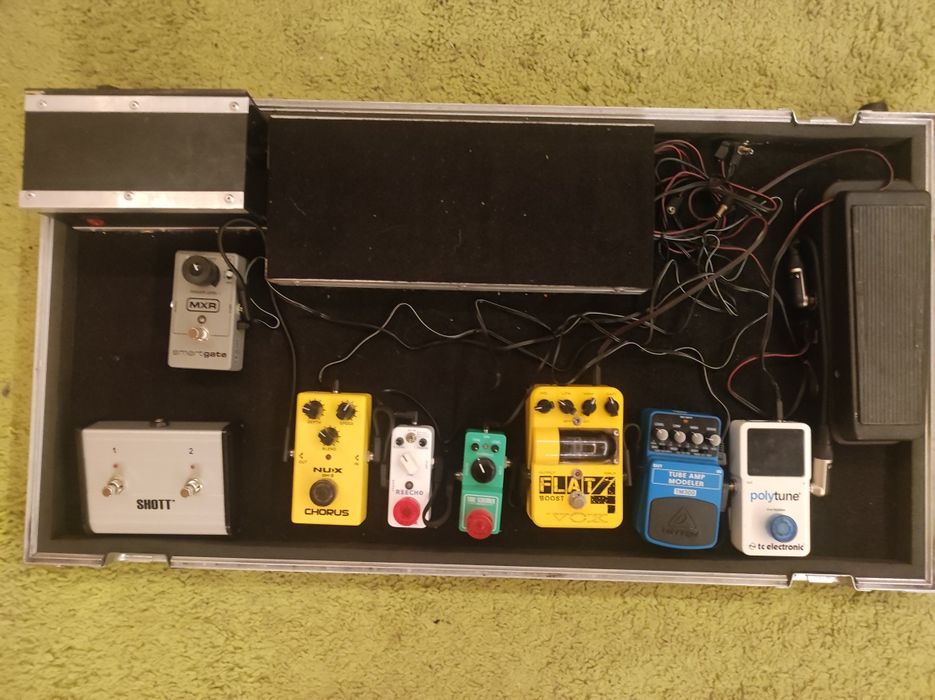 Pedalboard gitarowy hardcase  85*46 cm wraz z zabudowanym zasilaczem
