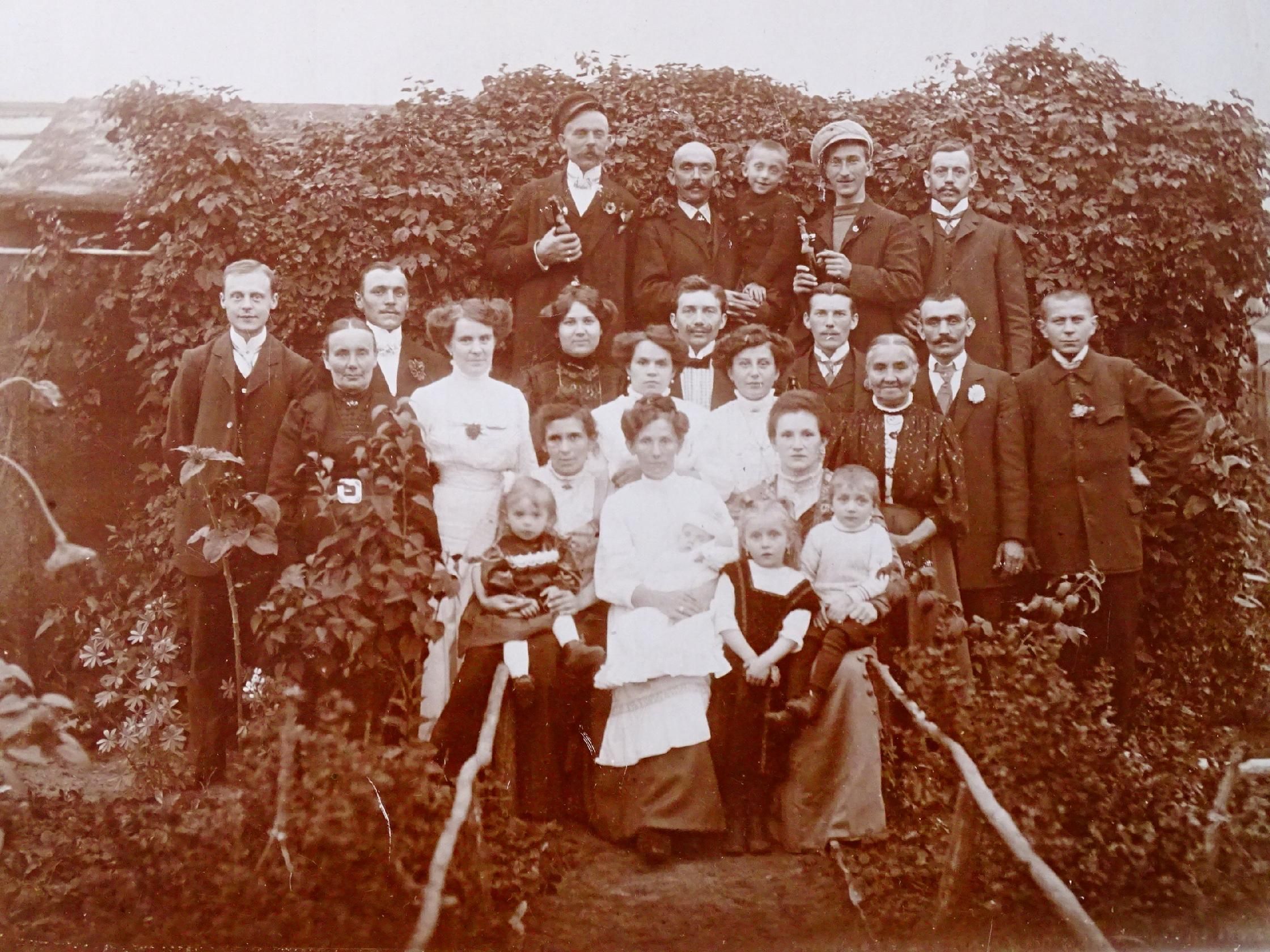 1900r zdjęcie rodzinne na kartoniku portret