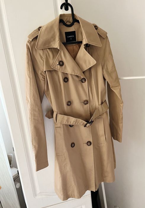 Beżowy płaszcz, trencz dwurzędowy z paskiem, taliowany