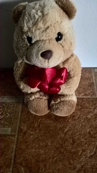 Miś pluszowy z serduszkami-31 cm