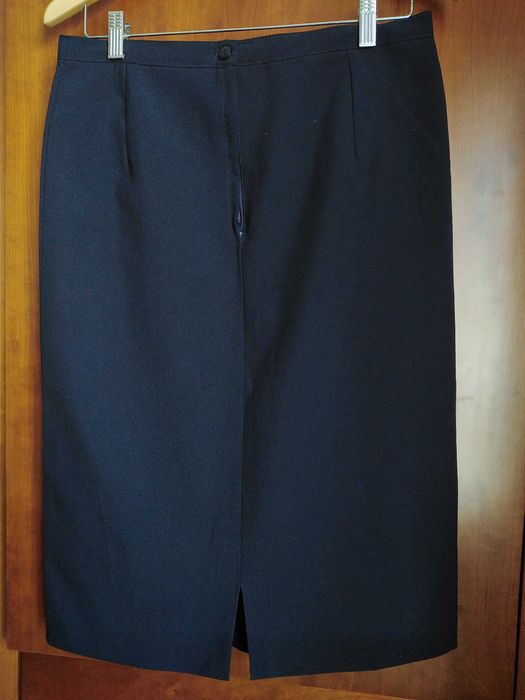 Saia azul escura com três botões e bordados