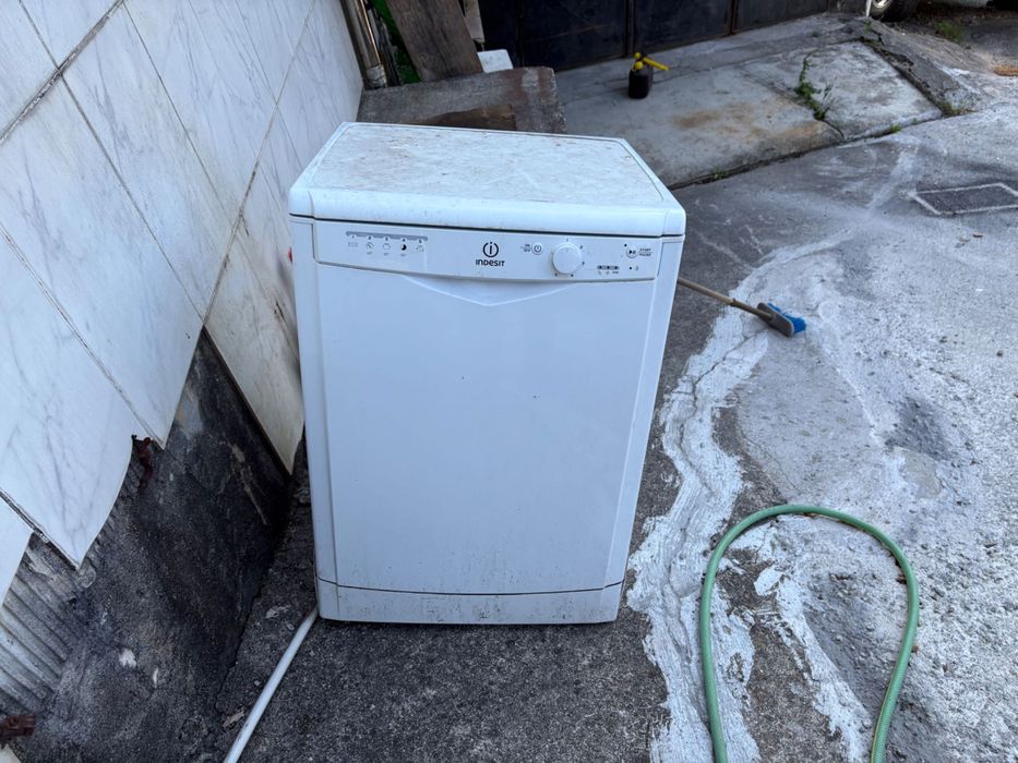 Máquina de Lavar Loiça Indesit – Como Nova