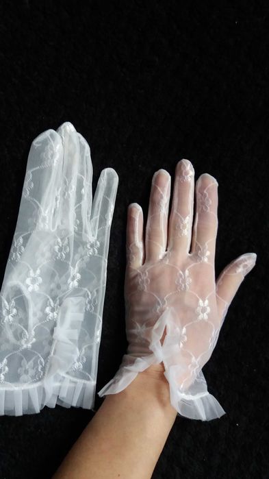 Rękawiczki haftowane przezroczyste z falbankami