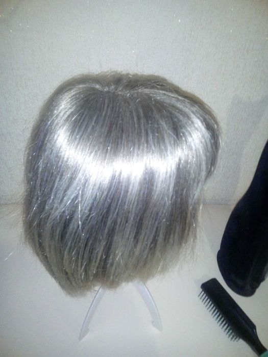 Продам  красивый парик с подставкою