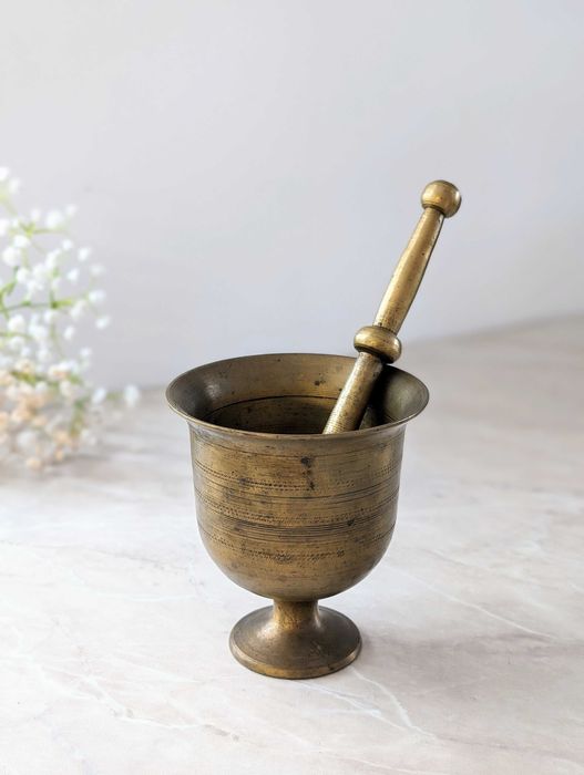 Stary duży moździerz z brązu