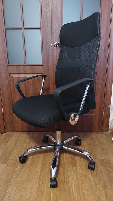 Крісло офісне BILLUM чорний